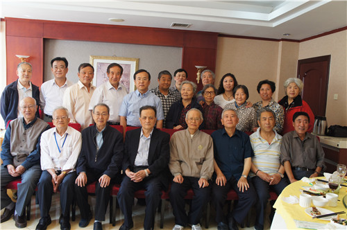 校党委常委、副校长李国雄带队慰问我校在京离退休老同志