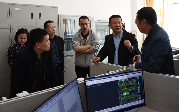 与会代表参观我校BIM基地
